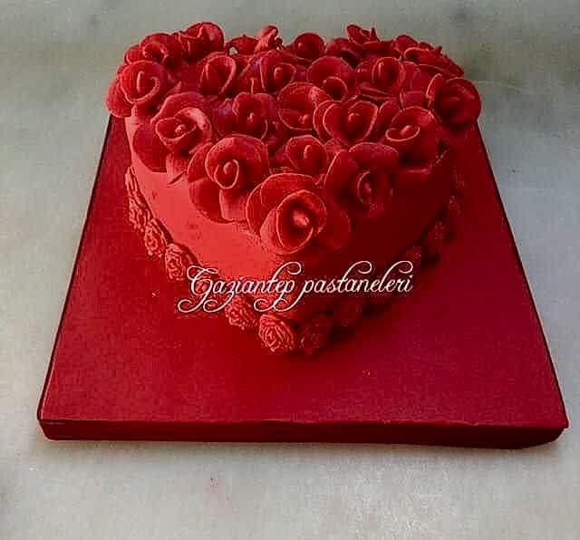 Özel Tasarım Pastalar: Her Kutlamaya Renk Katın